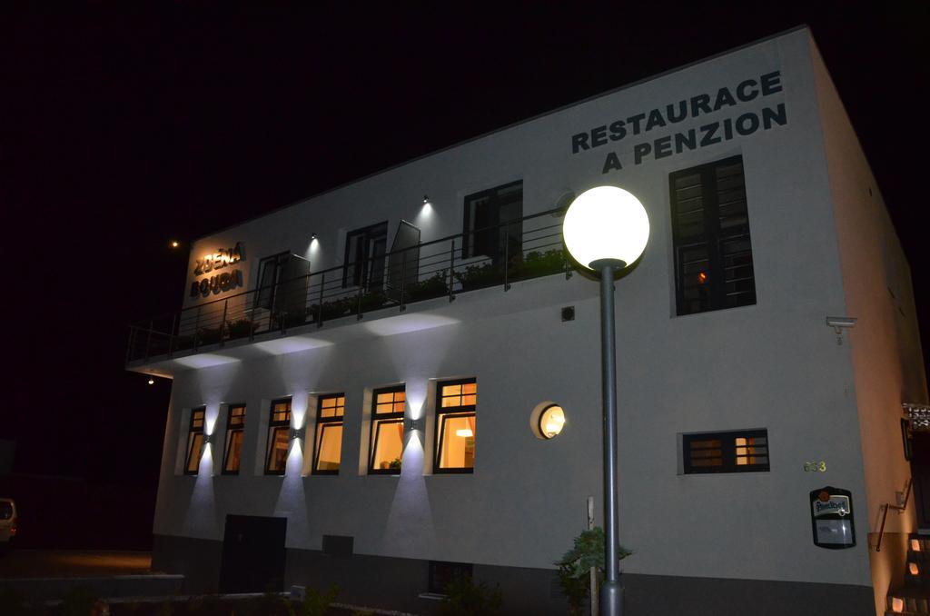 Restaurace A Penzion Zdena Bouda ฮราเดตสคราโลเว ภายนอก รูปภาพ