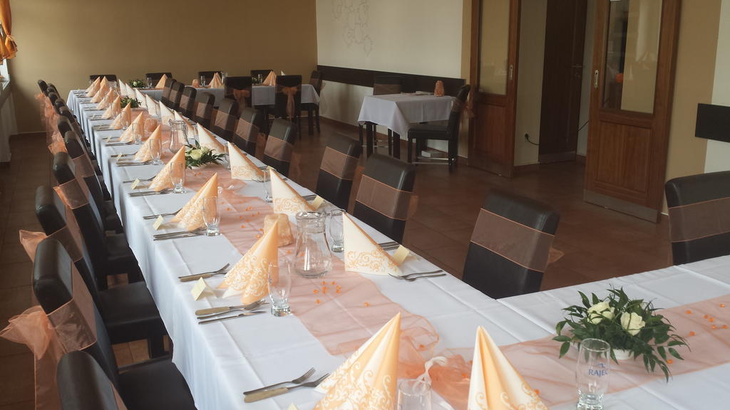 Restaurace A Penzion Zdena Bouda ฮราเดตสคราโลเว ภายนอก รูปภาพ